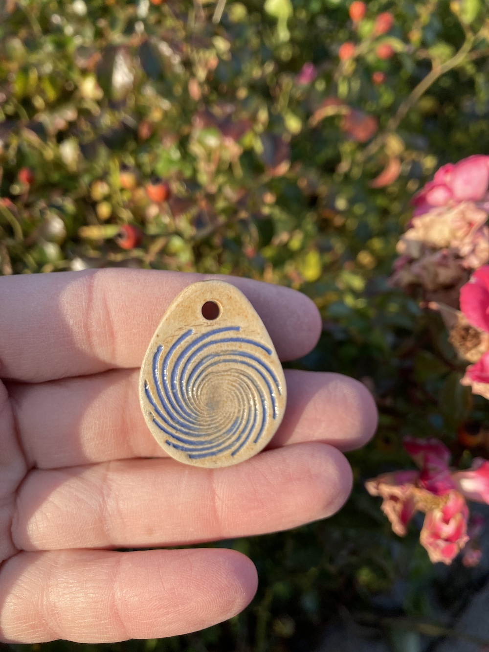 Amulett Spirale blau mit Agnihotra-Asche  (2)